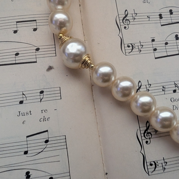 Vintage Faux Pearl Necklace - Picture 9 of 16